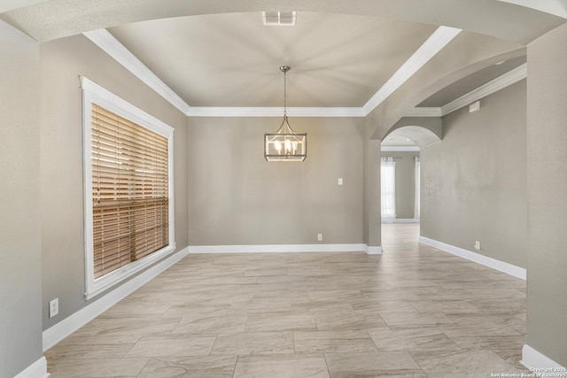 empty room featuring arched walkways, a chandelier, visible vents, baseboards, and crown molding