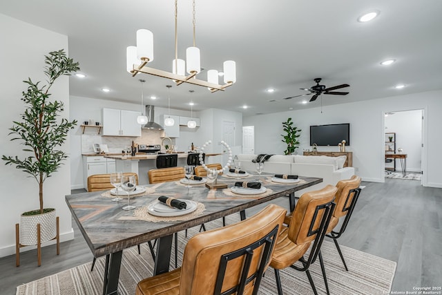 dining space featuring a ceiling fan, recessed lighting, light wood-style flooring, and baseboards