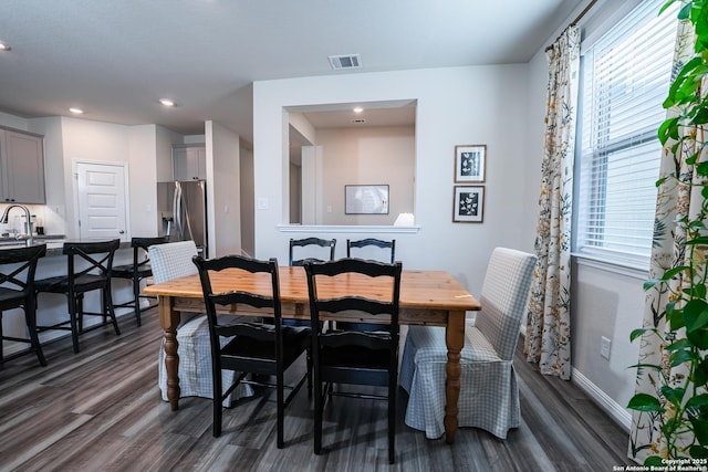 dining space featuring dark wood-style floors, recessed lighting, visible vents, and baseboards