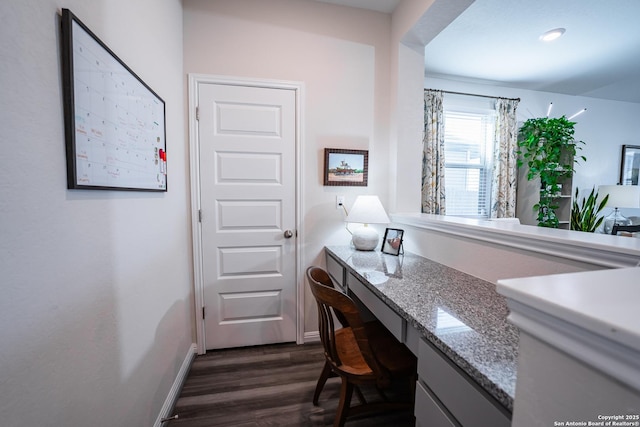 office area featuring dark wood-style flooring, built in study area, and baseboards