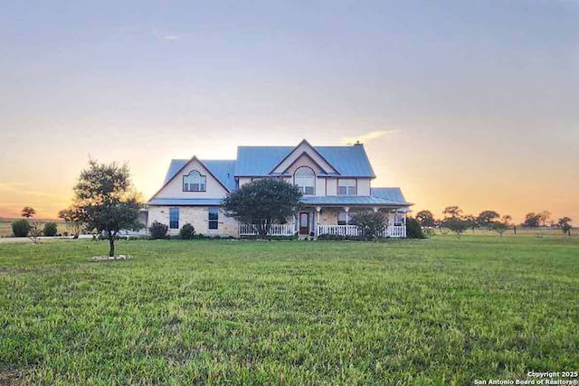 view of front of house featuring a lawn