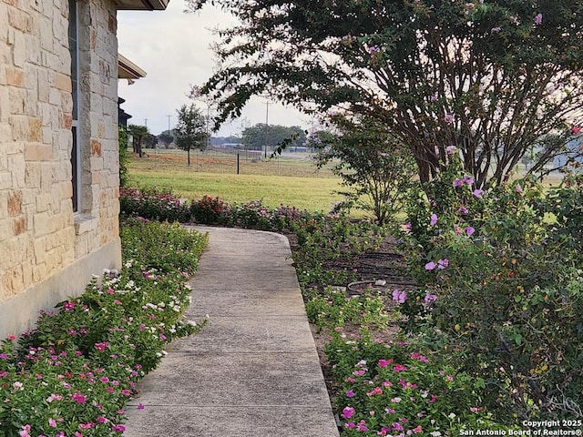 view of property's community featuring a yard