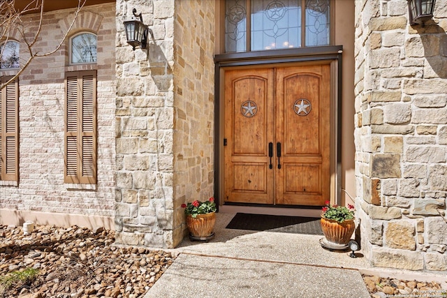 property entrance featuring stone siding