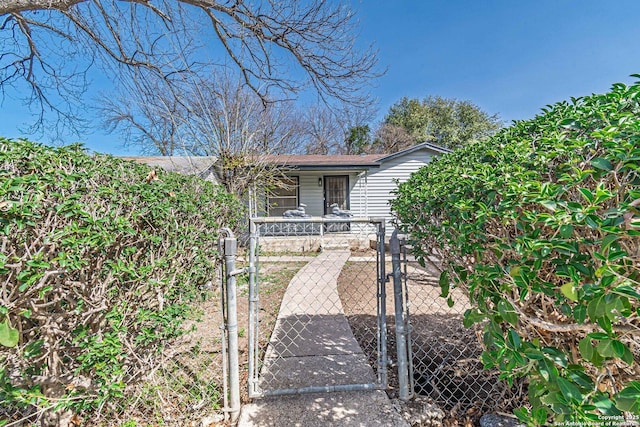 view of front of house featuring a porch, a gate, and a fenced front yard