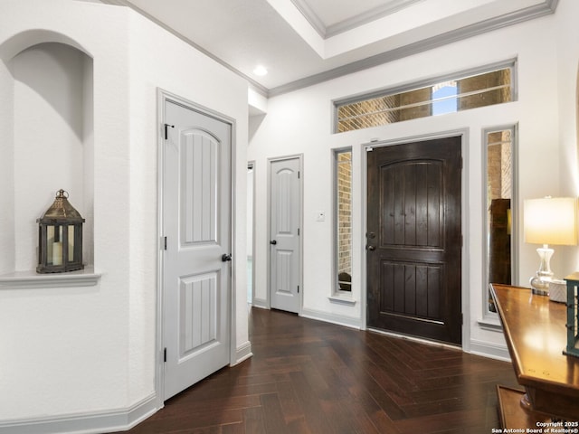 foyer entrance featuring recessed lighting, baseboards, and crown molding