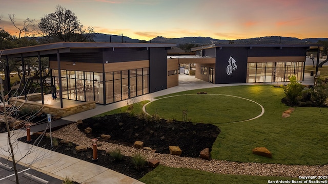 view of yard featuring a mountain view