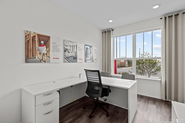 office space featuring recessed lighting, baseboards, dark wood-type flooring, and built in study area