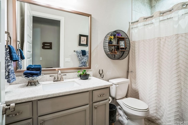 full bath with toilet, vanity, and a shower with curtain