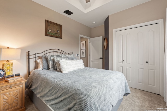 bedroom featuring a closet, carpet flooring, and a ceiling fan