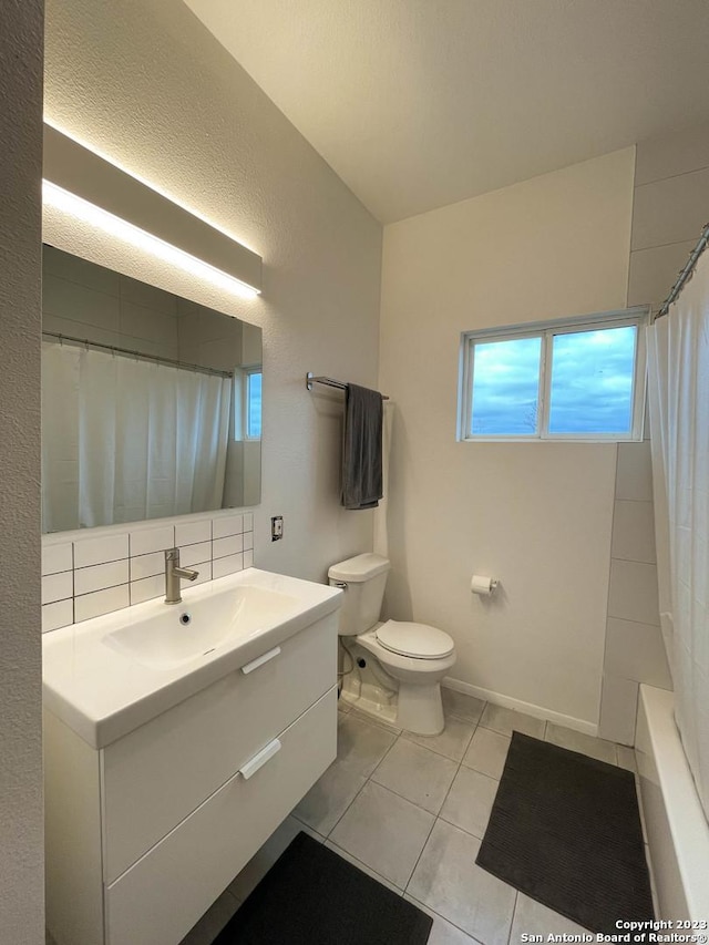 full bath featuring tile patterned flooring, toilet, vanity, decorative backsplash, and a shower with curtain