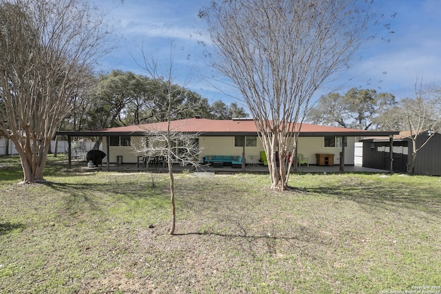 view of front of property featuring a front yard