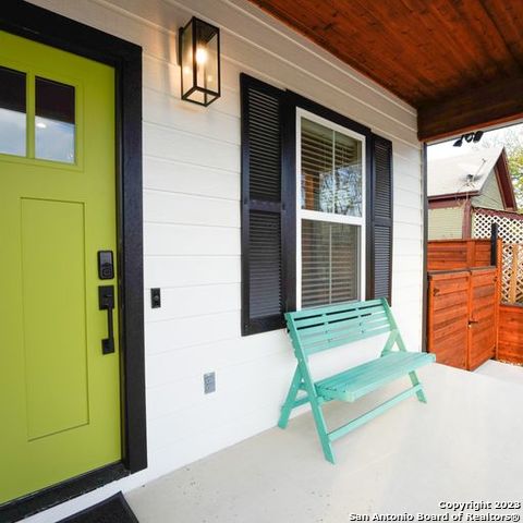 entrance to property featuring covered porch