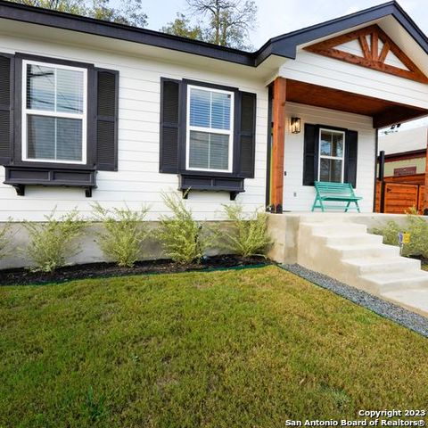 view of front of property featuring a front yard and covered porch