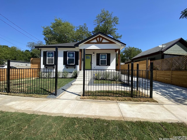 view of front facade with a fenced front yard