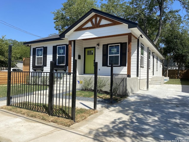 view of front facade featuring a fenced front yard and covered porch