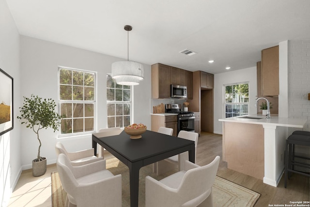 dining room with visible vents, baseboards, light wood-style flooring, and recessed lighting