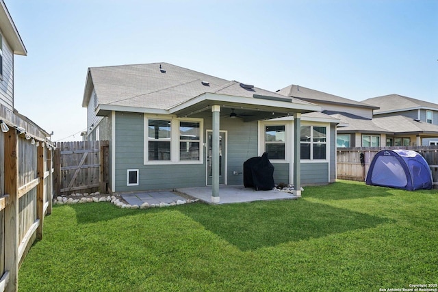 rear view of house featuring a patio area, a fenced backyard, ceiling fan, and a lawn