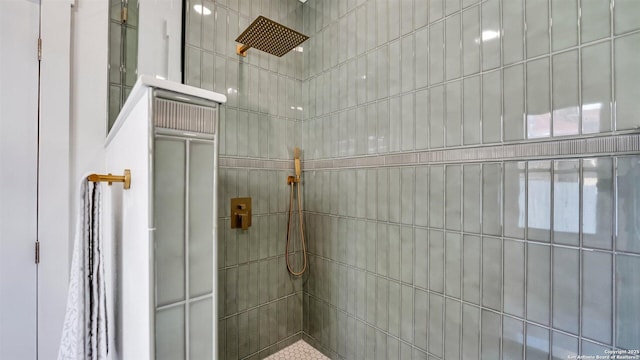 full bath featuring tiled shower