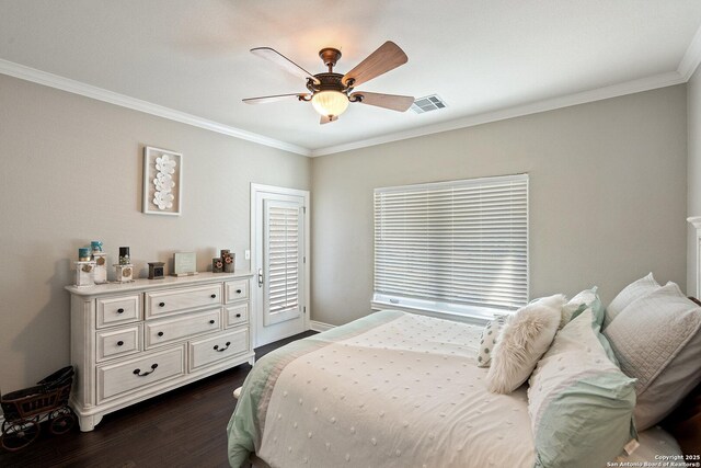 404 Matern Ct, Horseshoe Bay, TX 78657 - bedroom featuring baseboards, visible vents, dark wood finished floors, a ceiling fan, and ornamental molding