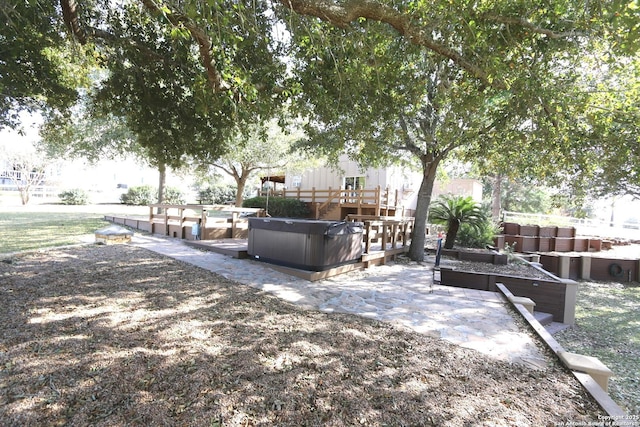 view of yard with a hot tub