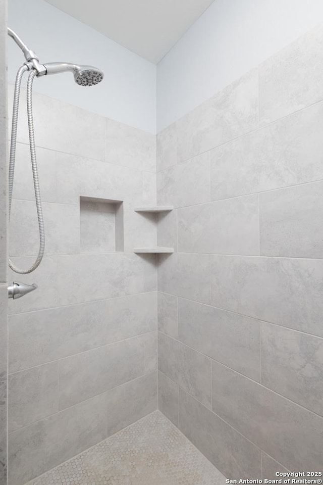 full bath with tiled shower