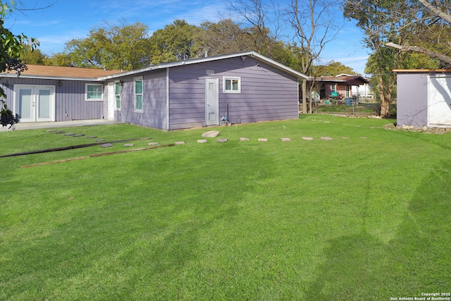 view of yard featuring an outbuilding