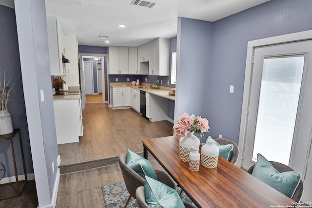 dining room featuring baseboards, recessed lighting, visible vents, and light wood-style floors