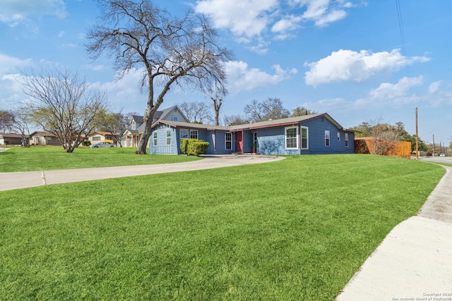 view of front of property featuring driveway and a front yard