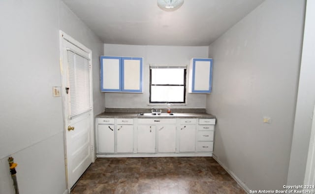 bathroom with a sink and baseboards