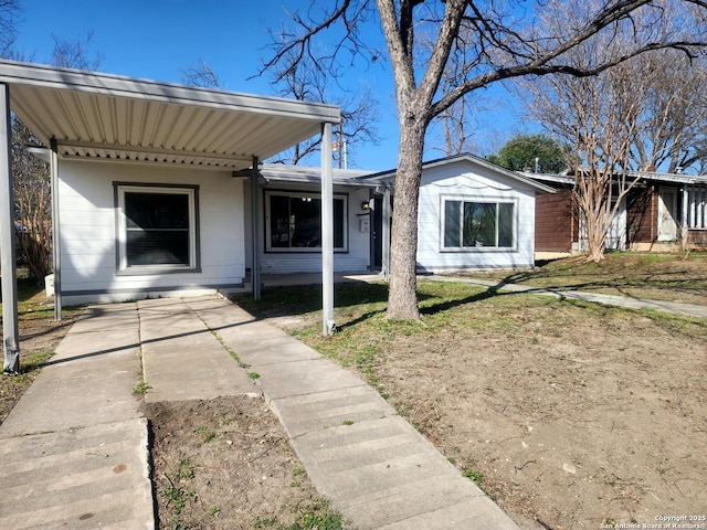 view of front of home with a front lawn