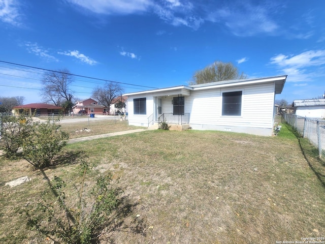 view of front of house featuring crawl space, fence, and a front yard