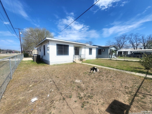 view of front of house featuring crawl space, fence, a front lawn, and central AC