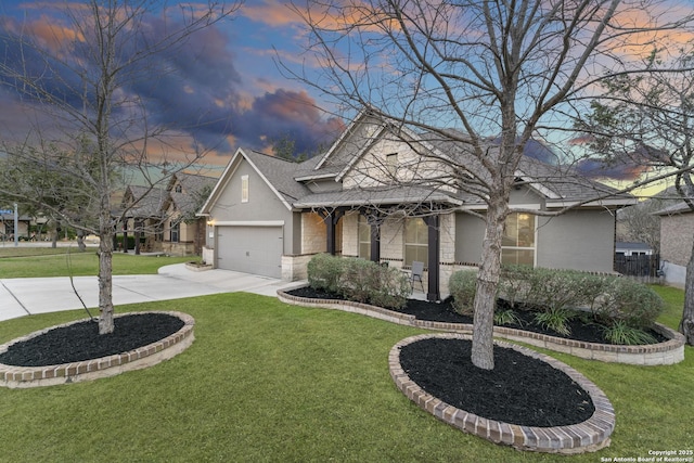 view of front of property featuring driveway, a garage, a shingled roof, a front yard, and stucco siding