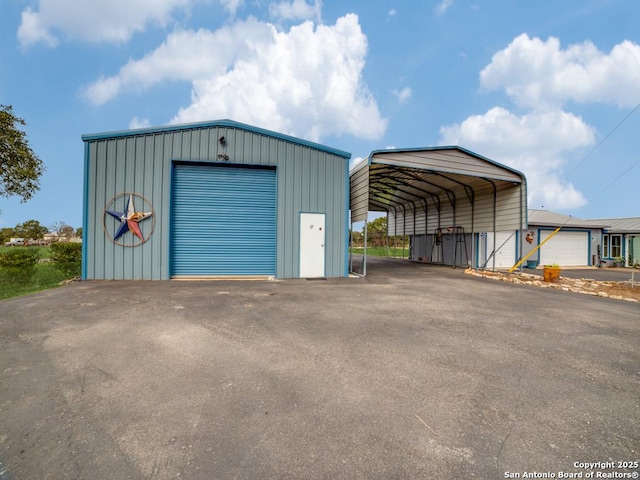 view of outdoor structure with an outbuilding