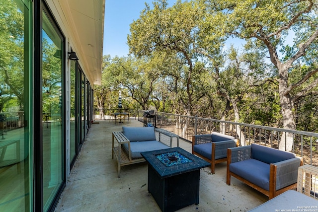 view of patio featuring an outdoor living space with a fire pit