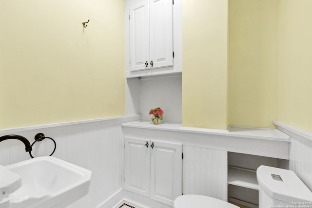 317 Wickes, San Antonio, TX 78210 - bathroom with wainscoting