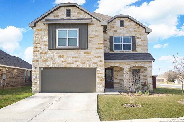 view of front of house featuring driveway, an attached garage, and a front yard