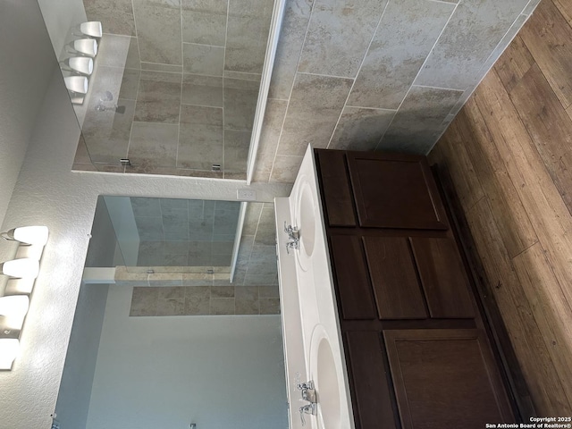 full bathroom featuring a tile shower