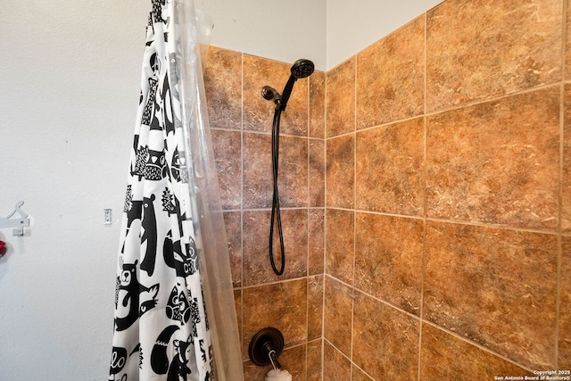 details featuring tiled shower