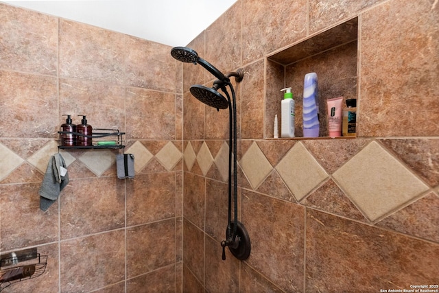 details with a tile shower