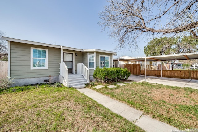 view of front facade featuring crawl space, a front yard, and fence