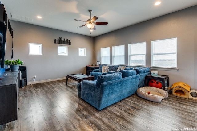 living room featuring visible vents, wood finished floors, recessed lighting, baseboards, and ceiling fan