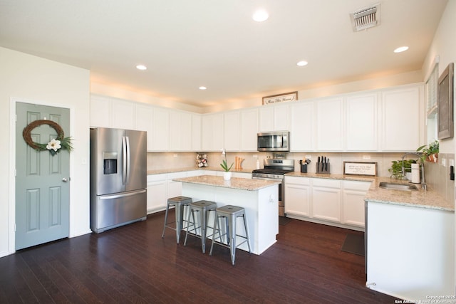 7611 Ponderosa Pne, Boerne, TX 78015 - kitchen featuring a sink, stainless steel appliances, a kitchen bar, visible vents, and a kitchen island