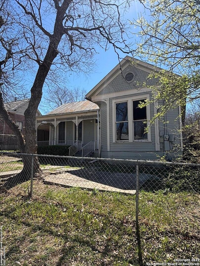 view of front of property featuring a fenced front yard