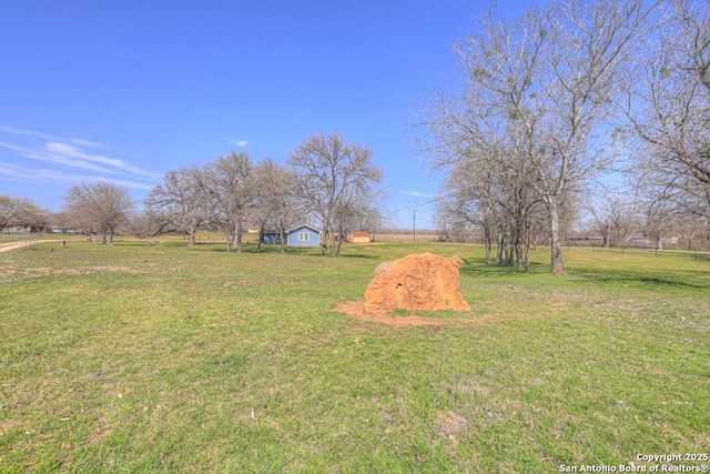 view of yard featuring a rural view