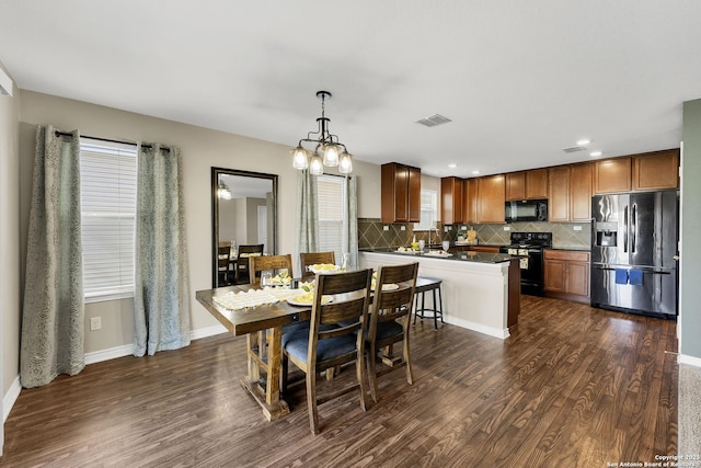 dining space featuring visible vents, recessed lighting, dark wood-type flooring, and baseboards