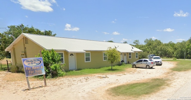 single story home with driveway