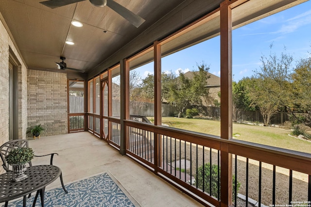 sunroom with ceiling fan