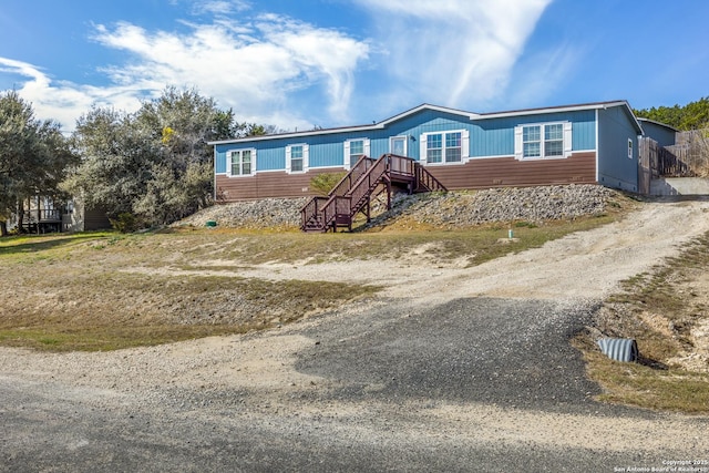 manufactured / mobile home featuring dirt driveway