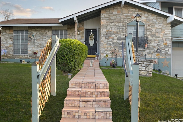 view of front facade with a front lawn